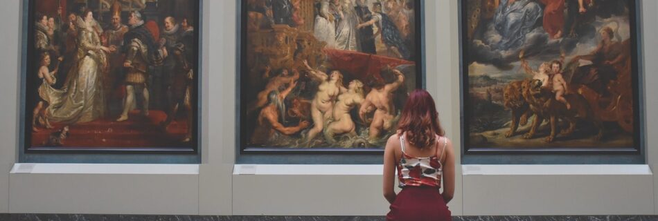 Vrouw kijkt naar de iant kunstwerk