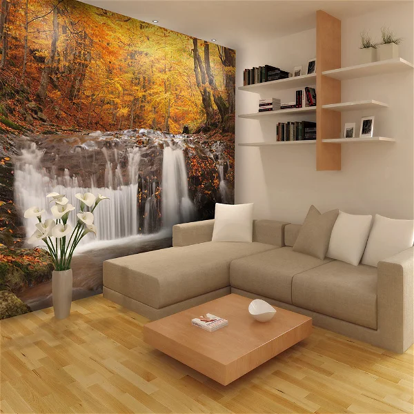 Een woonkamer met herfstbehang en waterval