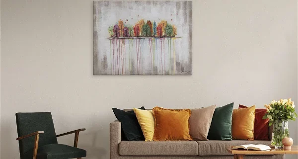 Een woonkamer met kleurrijke kussens en een muurschildering