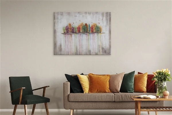Een woonkamer met kleurrijke kussens en een muurschildering
