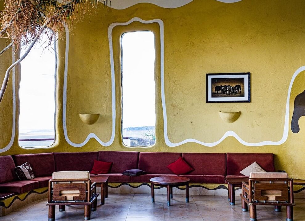 toevoegen diepte met textuur in kleur geel wand en rood sofa woonkamer