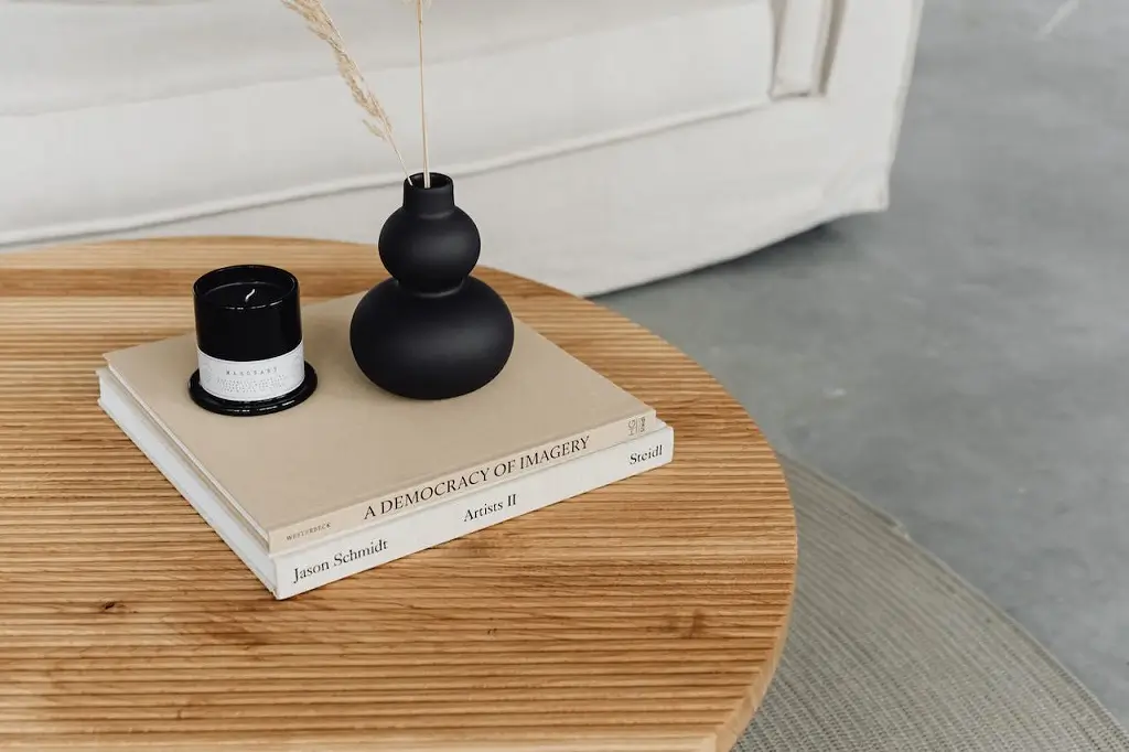 salontafel woondecoratie ontwerp met kaarsen en vazen