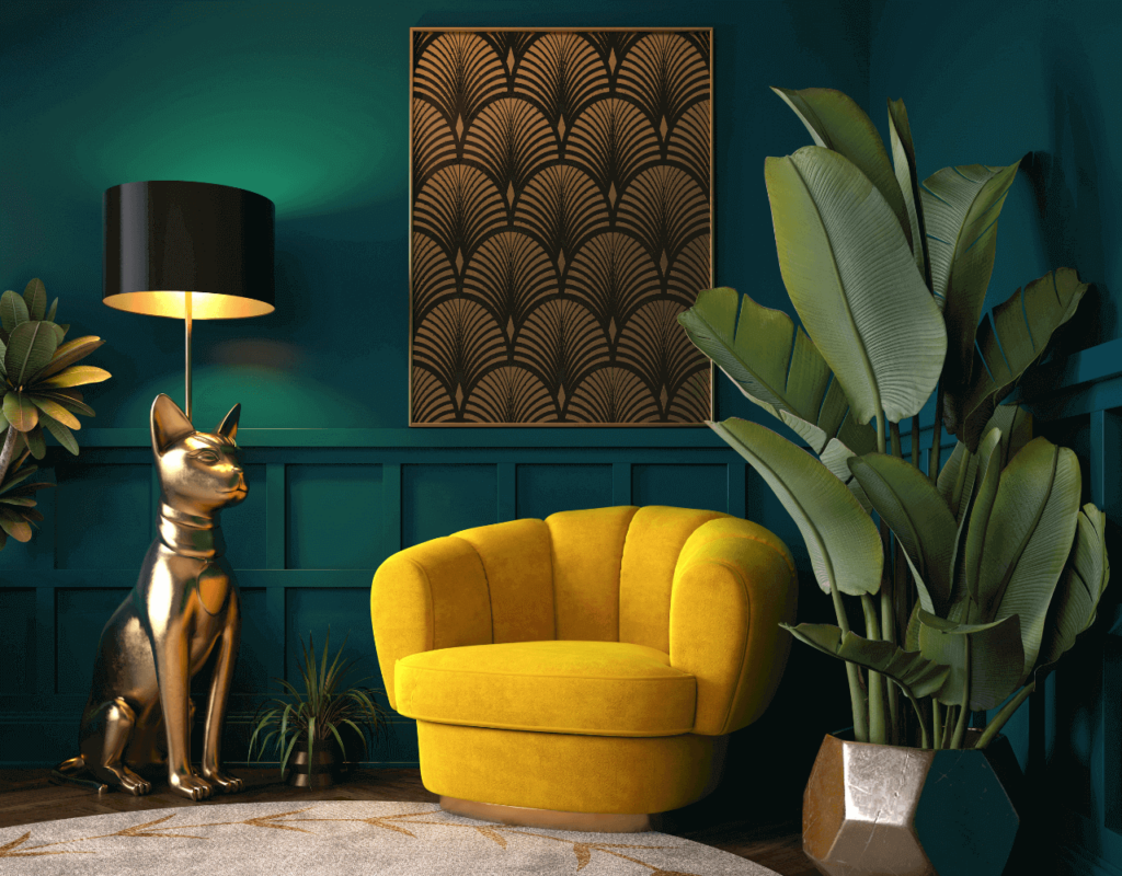 Een gouden kattenbeeld met een gele fauteuil en een groene plant en wanddecoratie
