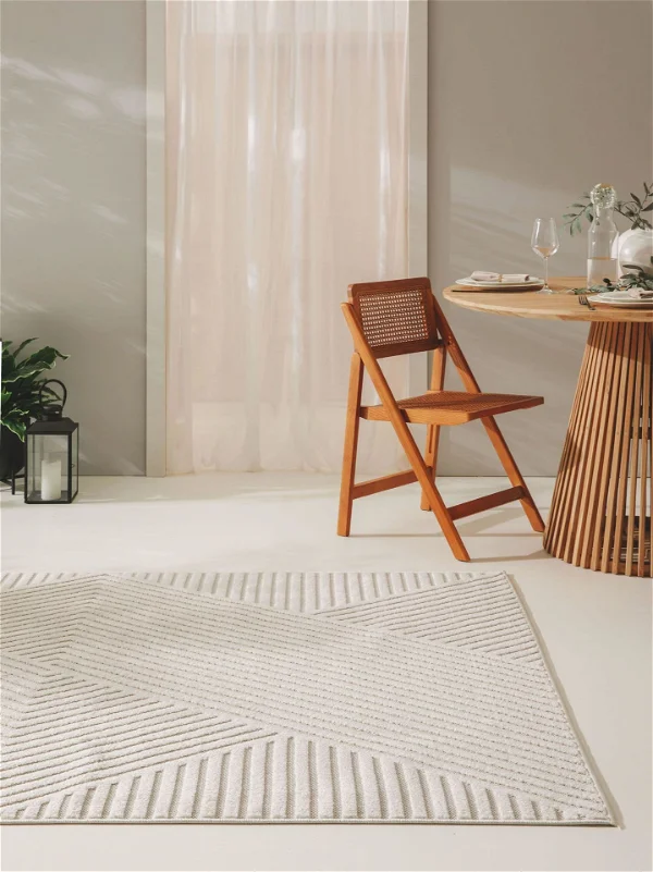 Scandinavische eethoek met wit gestructureerd tapijt.