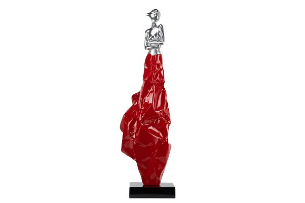 Rode langwerpige sculptuur, zilveren figuur bovenop, hedendaagse kunst.