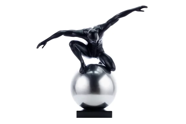 Sportief figuur op bal, zwart en zilver, dynamische evenwichtshouding