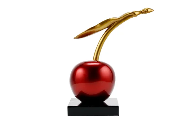 Sculptuur van kersenhout, rood met gouden handvat, glanzend gelakt, op een vierkante voet.