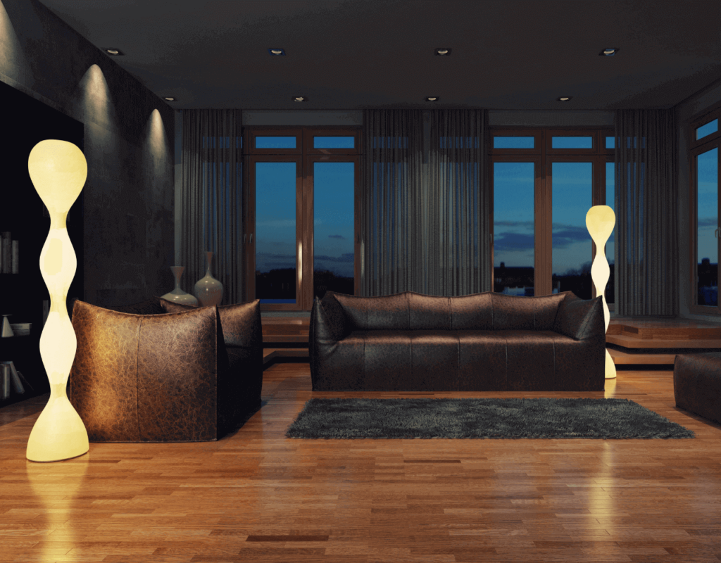 Moderne woonkamer met organisch gevormde staande lampen en bruine leren banken met uitzicht door grote ramen
