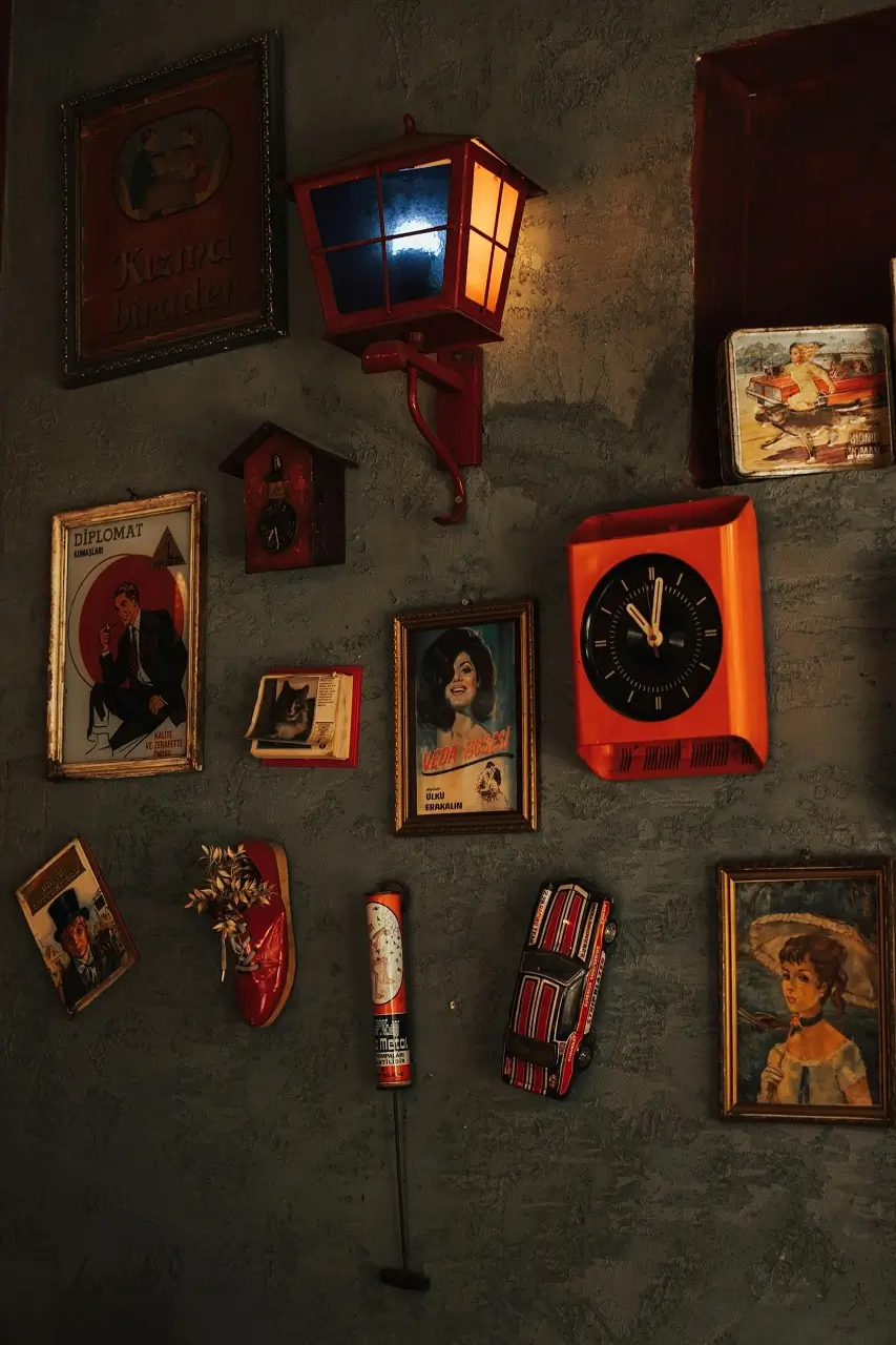 picture-moulding-hanging-idea-offers-the-flexibility-to-display-a-range-of-frame-sizes-and-orientations