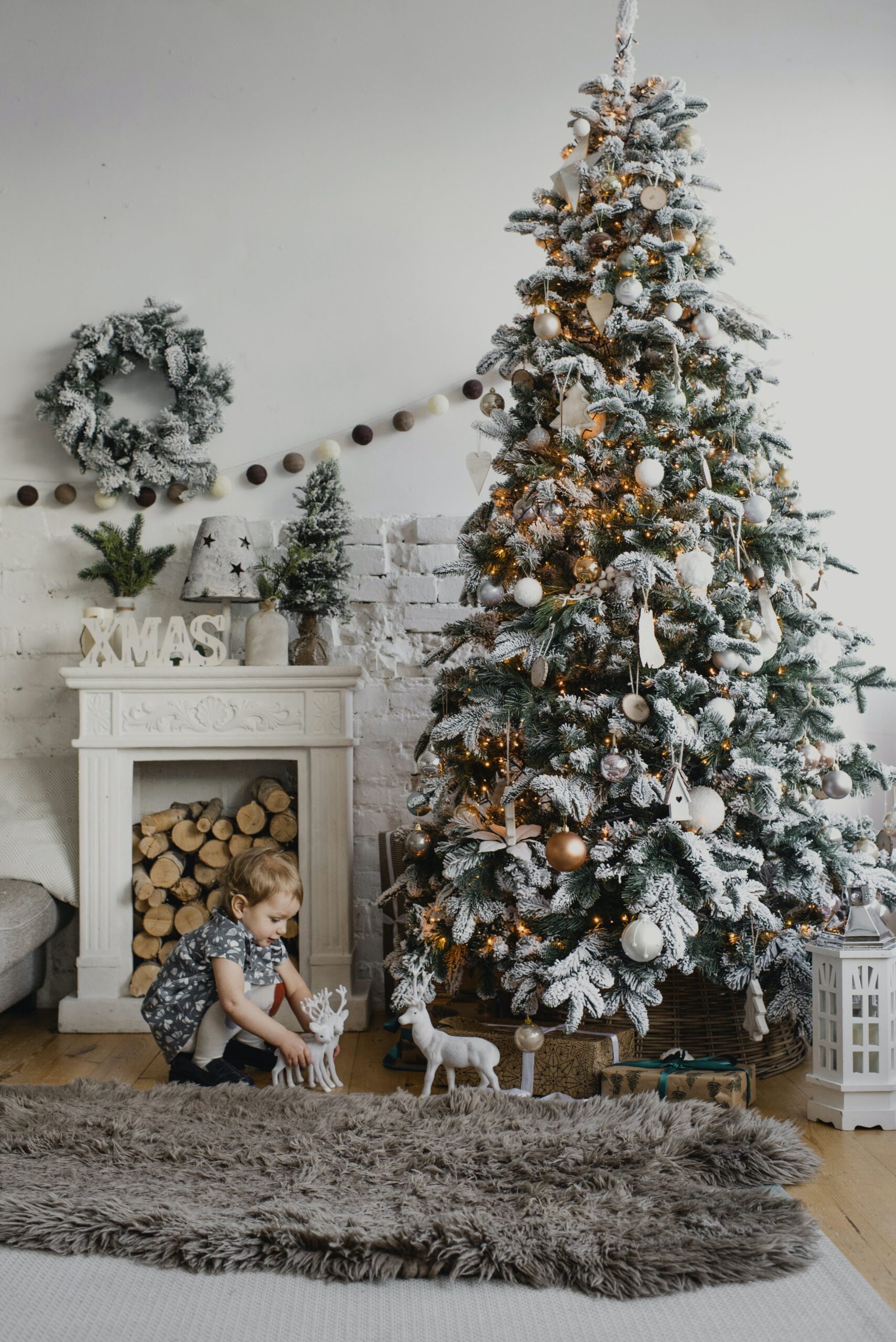 A Winter Wonderland Christmas Tree Theme with White Snow Effects