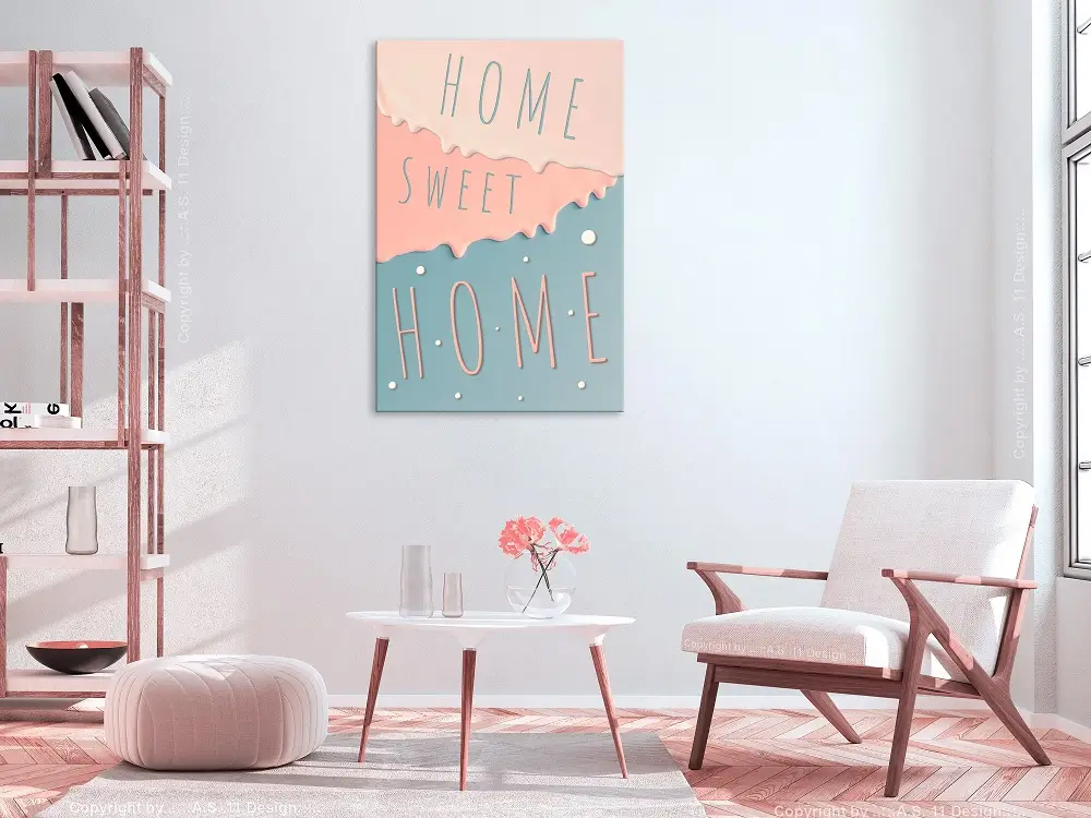 Woonkamer foto met een fauteuil, een salontafel en een motiverende quote uit 'home sweet home' als art print
